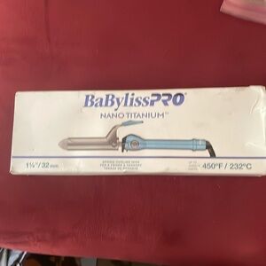 Babyliss Pro nano titanium 1 1/4 “ Curling iron